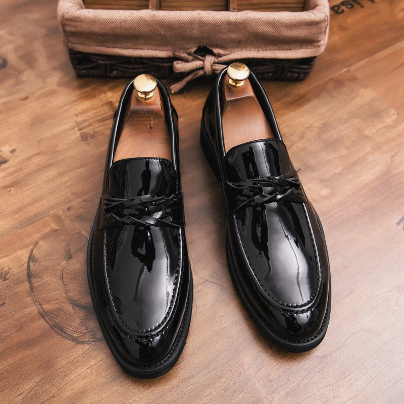 nový dizajn mužov priedušná mokasíny black príliv patent kožené topánky strany banquet obuv slip-on jazdy obuvi gentleman tenisky
